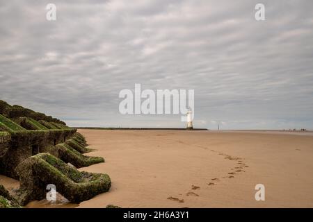 Ein neuer Brighton Beach und Leuchtturm im Wirral UK Stockfoto