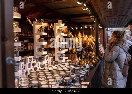 Zu Beginn der Weihnachtszeit 2021 versammeln sich Touristen auf dem Weihnachtsmarkt am Trafalgar Square in der Hauptstadt London, England, Großbritannien Stockfoto