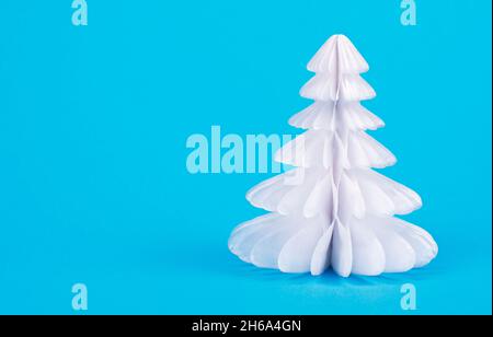 Weißer Weihnachtsbaum auf blauem Hintergrund Stockfoto