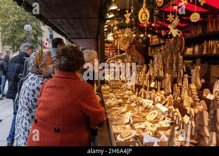 Zu Beginn der Weihnachtszeit 2021 versammeln sich Touristen auf dem Weihnachtsmarkt am Trafalgar Square in der Hauptstadt London, England, Großbritannien Stockfoto