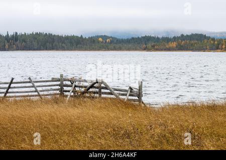 Ein alter Holzzaun neben einem See in der Nähe von Kuusamo, Nordfinnland. Stockfoto