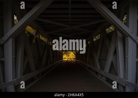 Herbstfarben am Ende der Everett Bridge im Cuyahoga Valley National Park Stockfoto
