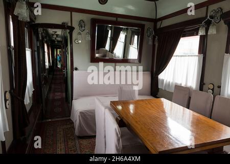 Das Innere von Stalins persönlichem Eisenbahnwaggon befindet sich außerhalb des Joseh Stalin-Museums in seinem Geburtsort Gori, Shida Kartli, Georgien, Kaukasus Stockfoto