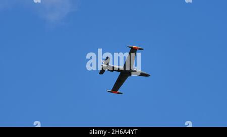 Rivolto del Friuli, Udine, Italien 17. SEPTEMBER 2021 Jet-Flugzeuge im Flug am blauen Himmel. Aermacchi MB-339 der italienischen Luftwaffe Stockfoto