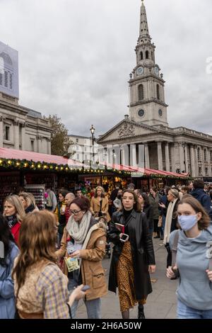 Zu Beginn der Weihnachtszeit 2021 versammeln sich Touristen auf dem Weihnachtsmarkt am Trafalgar Square in der Hauptstadt London, England, Großbritannien Stockfoto