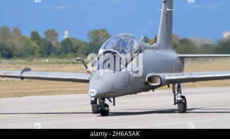 Rivolto del Friuli, Udine, Italien 17. SEPTEMBER 2021 Frontalansicht eines grauen Militärs mit zwei Sitzen im Tandem-Jet-Trainer-Flugzeug. Aermacchi MB-339 der italienischen Luftwaffe Stockfoto