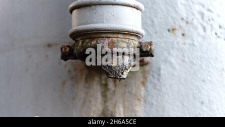 Altes Gusseisen-Ablaufrohr gebrochen, mit tropfenden Wassertropfen Stockfoto