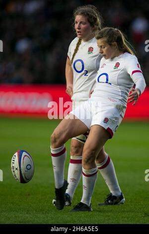 LONDON, GBR. NOVEMBER. Sarah Bern von England kontrolliert den Ball während des Internationalen Spiels zwischen England und Kanada Frauen bei der Stoop, Twickenham am Sonntag, 14. November 2021. (Kredit: Federico Maranesi | MI Nachrichten) Kredit: MI Nachrichten & Sport /Alamy Live Nachrichten Stockfoto