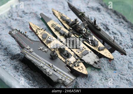 Die Aufstellung der Miniatur-Schlachtschiffe besteht aus dem Enterprise Carrier, dem U-Boot, dem Schlachtschiff Musashi, dem Schlachtschiff Yamato, den Hauptschlachten Stockfoto