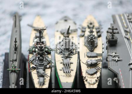 Die Aufstellung der Miniatur-Schlachtschiffe besteht aus dem Enterprise Carrier, dem U-Boot, dem Schlachtschiff Musashi, dem Schlachtschiff Yamato, den Hauptschlachten Stockfoto