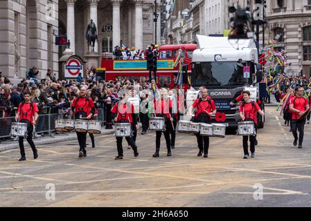 Trommler führen den DLA-Piper-Festwagen bei der Lord Mayor's Show, Parade, Prozession an Geflügel vorbei, in der Nähe des Mansion House, London, Großbritannien Stockfoto