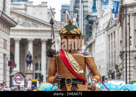 GOG riesiges Bildnis, mit JUNGER FREISCHWÄNZIN bei der Lord Mayor's Show, Parade, Prozession an Geflügel vorbei, in der Nähe des Mansion House, London, Großbritannien Stockfoto