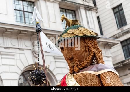 GOG Wicker-Bildnis, mit ZUNFT JUNGER FREIER bei der Lord Mayor's Show, Parade, Prozession an Geflügel vorbei, in der Nähe des Mansion House, London, Großbritannien Stockfoto