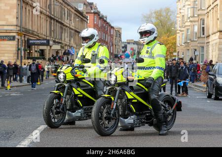 Zwei Polizeibeamte der Police Scotland auf Harley Davidson Elektromotoren, auf Patrouille im Stadtzentrum von Glasgow, Schottland, Großbritannien Stockfoto