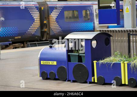 Holzmodellzug auf dem Bahnsteig am bahnhof scotrail Queen Street, Glasgow, Schottland, Großbritannien Stockfoto