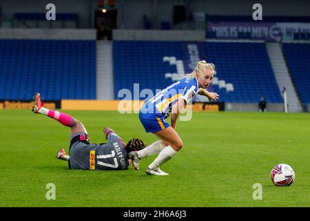 Brighton und Hove, Großbritannien. November 2021. Inessa Kaagman von Brighton & Hove Albion Women und Paige Bailey-Gayle von Leicester City Women während des FA Women's Super League 1-Matches zwischen Brighton & Hove Albion Women und Leicester City Women am 14. November 2021 im American Express Community Stadium, Brighton and Hove, England. Foto von Carlton Myrie. Nur zur redaktionellen Verwendung, Lizenz für kommerzielle Nutzung erforderlich. Keine Verwendung bei Wetten, Spielen oder Veröffentlichungen in einem Club/einer Liga/einem Spieler Credit: UK Sports Pics Ltd/Alamy Live News Stockfoto