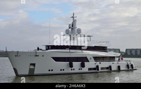 Die neu gebaute Superyacht MOON SAND kommt auf ihrer Jungfernfahrt in London an Stockfoto