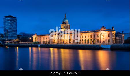 Das Custom House in Dublin in der Abenddämmerung am Ufer des Flusses Liffy, Irland Stockfoto