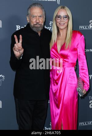 WEST HOLLYWOOD, LOS ANGELES, KALIFORNIEN, USA - 13. NOVEMBER: Der amerikanische Unternehmer John Paul DeJoria und seine Frau Eloise Broady DeJoria kommen zur Baby2Baby 10-Jahres-Gala 2021, die am 13. November 2021 im Pacific Design Center in West Hollywood, Los Angeles, Kalifornien, USA, stattfand. (Foto von Xavier Collin/Image Press Agency/Sipa USA) Stockfoto