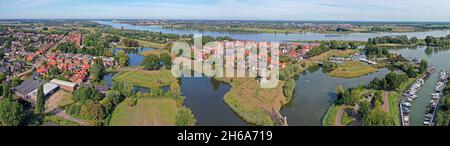 Luftpanorama aus der historischen Stadt Woudrichem an der Merwede in den Niederlanden Stockfoto