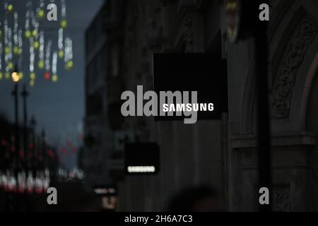 London, Großbritannien. November 2021. Das am 13. November 2021 aufgenommene Foto zeigt das Logo von Samsung auf der Oxford Street in London, Großbritannien. Mehrere Chip-Unternehmen haben auf eine frühere Aufforderung der Vereinigten Staaten zur Bereitstellung vertraulicher Lieferketteninformationen reagiert, um den weltweiten Chipmangel besser zu verstehen, da die Frist am 8. November abgelaufen ist. Quelle: Tim Ireland/Xinhua/Alamy Live News Stockfoto