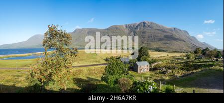 Großbritannien, Schottland, Wester Ross, Ross und Cromarty. Loch Torridon. Berge wie Liathach hängen in der Ferne über dem Dorf Torridon. Stockfoto