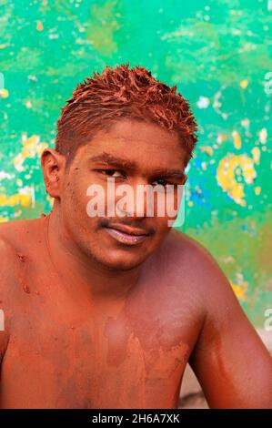 Indien, Maharashtra, Kolhapur, Motibag Thalim, Name der Wresling-Schule, traditionelle Kushti, Praxis seit mehr als 3000 Jahren, junge Jungen verlassen ein Stockfoto