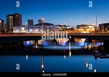 Queens Bridge und Laganside Belfast at Dusk, Nordirland Stockfoto