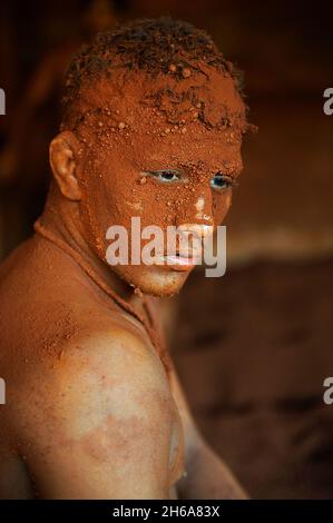 Indien, Maharashtra, Kolhapur, Motibag Thalim, Name der Wresling-Schule, traditionelle Kushti, Praxis seit mehr als 3000 Jahren, junge Jungen verlassen ein Stockfoto