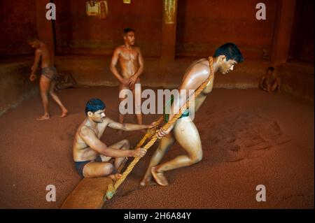 Indien, Maharashtra, Kolhapur, Motibag Thalim, Name der Wresling-Schule, traditionelle Kushti, Praxis seit mehr als 3000 Jahren, junge Jungen verlassen ein Stockfoto