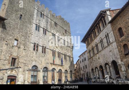 Antichi Palazzi su Piazza Garibaldi a Massa Marittima Stockfoto