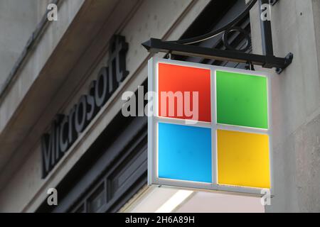 London, Großbritannien. November 2021. Das Foto vom 13. November 2021 zeigt das Logo von Microsoft in London, Großbritannien. Mehrere Chip-Unternehmen haben auf eine frühere Aufforderung der Vereinigten Staaten zur Bereitstellung vertraulicher Lieferketteninformationen reagiert, um den weltweiten Chipmangel besser zu verstehen, da die Frist am 8. November abgelaufen ist. Quelle: Tim Ireland/Xinhua/Alamy Live News Stockfoto