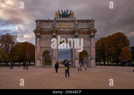 Blick auf den berühmten Triumphbogen (Arc de Triomphe du Carrousel, 1808) zum Gedenken an Napoleons militärische Siege - Paris, Frankreich Stockfoto