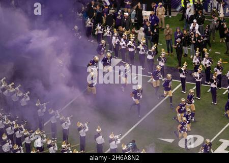 Washington Huskies treten vor dem Start eines NCAA College-Fußballspiels gegen die Sun Devils des Staates Arizona, Samstag, den 11. November 2021, in das Feld ein Stockfoto