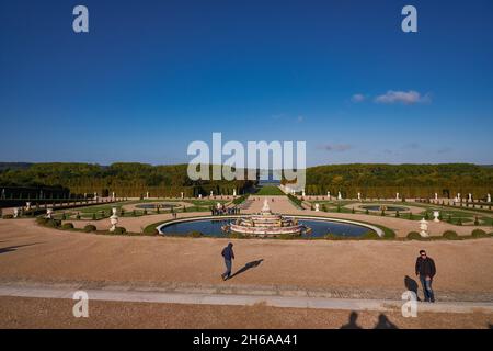 Bassin de Latone - barocker Wasserbrunnen in den riesigen Gärten des Schlosses Versailles (Chateau de Versailles) in der Nähe von Paris, Frankreich. Zauberhafter königspalast Stockfoto