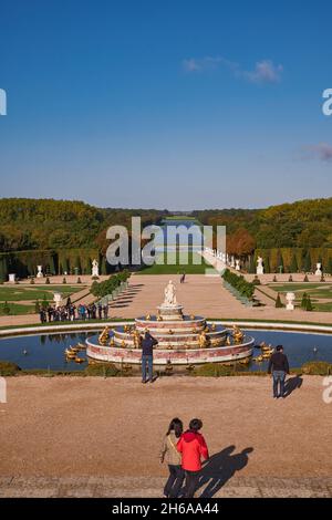 Bassin de Latone - barocker Wasserbrunnen in den riesigen Gärten des Schlosses Versailles (Chateau de Versailles) in der Nähe von Paris, Frankreich. Zauberhafter königspalast Stockfoto