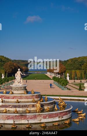 Bassin de Latone - barocker Wasserbrunnen in den riesigen Gärten des Schlosses Versailles (Chateau de Versailles) in der Nähe von Paris, Frankreich. Zauberhafter königspalast Stockfoto