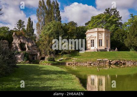 Kleines barockes Königliches Gebäude in den Schlossgärten von Versailles in der Nähe eines Sees mit einer Grotte (Chateau de Versailles) in der Nähe von Paris, Frankreich - Elefantentopiary Stockfoto