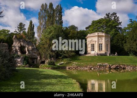 Kleines barockes Königliches Gebäude in den Schlossgärten von Versailles in der Nähe eines Sees mit einer Grotte (Chateau de Versailles) in der Nähe von Paris, Frankreich - Elefantentopiary Stockfoto