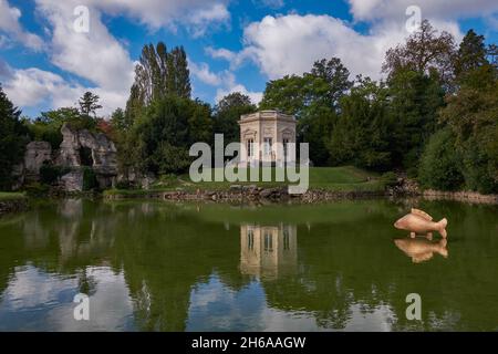 Kleines barockes Königliches Gebäude in den Schlossgärten von Versailles in der Nähe eines Sees mit einer Grotte (Chateau de Versailles) in der Nähe von Paris, Frankreich - Elefantentopiary Stockfoto