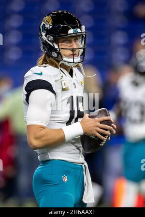 Indianapolis, Indiana, USA. November 2021. Jacksonville Quarterback Trevor Lawrence (16) während des Vorspiels der NFL-Football-Action zwischen den Jacksonville Jaguars und den Indianapolis Colts im Lucas Oil Stadium in Indianapolis, Indiana. John Mersits/CSM/Alamy Live News Stockfoto