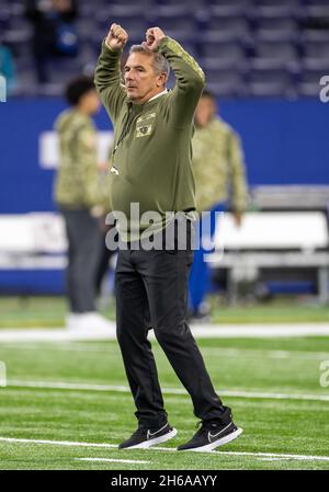 Indianapolis, Indiana, USA. November 2021. Jacksonville-Cheftrainer Urban Meyer führt während des Vorspiels der NFL-Fußballspiele zwischen den Jacksonville Jaguars und den Indianapolis Colts im Lucas Oil Stadium in Indianapolis, Indiana, Calisthenics durch. John Mersits/CSM/Alamy Live News Stockfoto