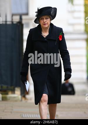 London, England, Großbritannien. November 2021. Die ehemalige britische Premierministerin THERESA MAY kommt vor der Gedenksonntagszeremonie in Whitehall in der Downing Street an. (Bild: © Tayfun Salci/ZUMA Press Wire) Stockfoto