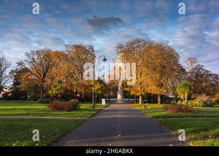 Das Denkmal für Richard Andrews (Andrew's Monument) im East Park (Andrews Park) während der Herbstsonne, Southampton, Hampshire, England, Großbritannien Stockfoto