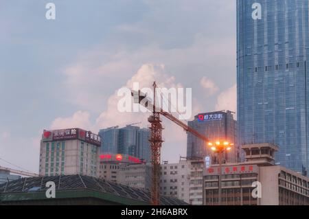 Chengdu, China. 27. Juni 2018. Chengdu China Moderne Gebäude und Baukran Stadtzentrum in der Dämmerung, Provinz sichuan. Stockfoto