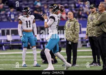 Indianapolis, Indiana, USA. November 2021. Der Jacksonville Jaguars Quarterback Trevor Lawrence (16) erwärmt sich vor dem Spiel zwischen den Jacksonville Jaguars und den Indianapolis Colts im Lucas Oil Stadium, Indianapolis, Indiana. (Bild: © Scott Stuart/ZUMA Press Wire) Stockfoto