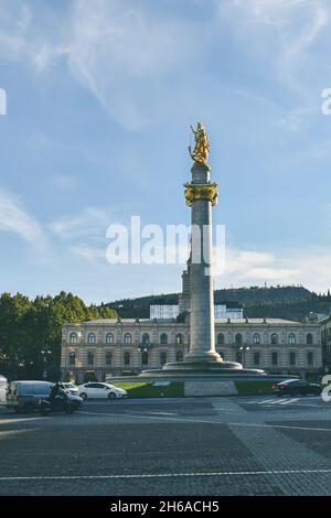 Tiflis, Georgien - 24. Oktober 2021: Platz der Freiheit in der georgischen Hauptstadt mit der Statue des heiligen Georg im Zentrum. Täglicher Verkehr mit Auto auf dem Stockfoto