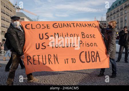 Berlin, Deutschland. November 2021. Menschen versammeln sich bei dem "Hands off Cuba"-Protest in Berlin, Deutschland, gegen die Wirtschaftsblockade und fordern die Schließung der US-Militärbasis Guantanamo auf der Insel am 13. November 2021. (Foto: Michael Kuenne/PRESSCOV/Sipa USA) Quelle: SIPA USA/Alamy Live News Stockfoto