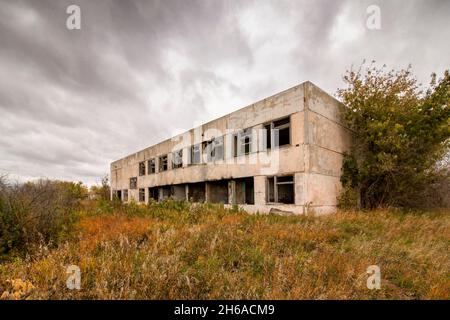 Verlassene Gebäude der ehemaligen Dorfschule. Stockfoto