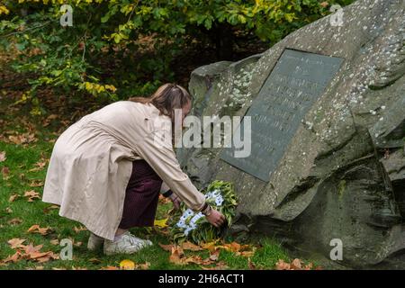 London, Großbritannien. November 2021. Verlegen des PPU-Kranzes. Die von der Kampagne „Weißer Mohn für den Frieden“ auf dem Tavistock-Platz organisierte Nationale Gedenkzeremonie stellt sich den Ungerechtigkeiten des Krieges, erinnert an all seine Opfer, militärische und zivile, und steht für Frieden. Nachdem Sprecher von „Body Count“ im Irak und ein palästinensischer Aktivist darüber sprachen, in Jerusalem und Gaaza unter ständiger Bedrohung zu leben, kam es zu einem 2-minütigen Schweigen, bevor Kränze und weißer Mohn an der Gedenkstätte für Kriegsdienstverweigerer gelegt wurden. Peter Marshall/Alamy Live News Stockfoto